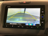 リバースギアに入れるだけで後方の表示へ切り替わります。夜間や雨の日の駐車も楽になりますよ。