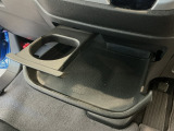 引き出して大きめトレイとして使用できる、運転席からも助手席からも自在に使えるドリンクホルダー付のトレイ。お菓子を置いたり、化粧ポーチを置いたり。ちょっとしたテーブル代わりに使えるトレイです♪