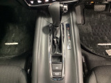 CVT車のセレクトレバーです。低速から高速まで、変速ショックのないスムーズな走りと、エンジン効率のよい領域を維持して燃費にも貢献します。サイドブレーキはスイッチ操作の電子制御パーキングブレーキです。