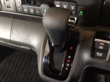 オートマチックシフトレバーは、手になじみ操作しやすい形状で安全運転にもつながります♪