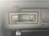 ETCユニットはグローブボックスの中に装着されています。こちらの車両はDSRC(ETC 2.0)に対応していますので、渋滞情報などリアルタイムでナビに反映されます。