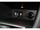 小物の収納に便利なセンタートレイには携帯等のデバイスの充電可能なUSB出力電源付です。