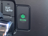 ECONスイッチを押すと・・・運転の仕方によるロスを抑え込み、燃費をよくするようクルマが頑張ります!他にも、エアコンの風量を抑えて、エンジン負担を軽減したりと幅広く活躍します!