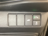 ハンドルの右側にHondaセンシング用のVSA解除スイッチとパワーテールゲートスイッチなどがついています。パワーテールゲートスイッチは車内からでもテールゲートの開け閉めを電動でできます。