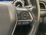 前方の車との車間を設定し、スピードを上げたり緩めたりを自動で行ってくれる追尾式の「レーダークルーズ」。上級装備の一つです!高級車にしかつかない嬉しい機能です。