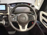 ハンドルにHondaセンシング系のクルーズコントロールやレーンキープアシストなどのスイッチと、オーディオの操作スイッチが装備されています。ハンドルから手を離さず安全に操作できます。