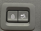 【パワーバックドア】スマートキーや運転席のボタンを押すだけでリアゲートが自動で開閉します!荷物を持っている時や、高い位置にあるバックドアを閉める際に便利な機能です♪