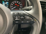 前方の車との車間を設定し、スピードを上げたり緩めたりを自動で行ってくれる追尾式の「レーダークルーズ」。上級装備の一つです!高級車にしかつかない嬉しい機能です。