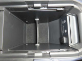 USBポートが二口ございますので、運転席と助手席それぞれのスマホや電子小物を充電可能です。