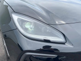 【LEDヘッドライト】悪天候や夜間走行時も良好な視界を確保し安心して運転できる高輝度LEDヘッドライトを装備!点灯速度が早く、消費電力も抑えられています。