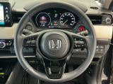 運転にかかわる様々な操作を安全に行えるように視点移動が少なく操作性に配慮されたスイッチ類が凝縮されたコクピットです。