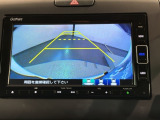 リバースギアに入れるだけで後方の表示へ切り替わります。夜間や雨の日の駐車も楽になりますよ。