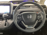 【ハンドル】運転にかかわる様々な操作を安全に行えるように視点移動が少なく操作性に配慮されたスイッチ類が凝縮されたコックピットです。