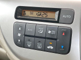 【オートエアコン】一度お好みの温度に設定すれば、車内の温度を検知し風量や温度を自動で調整。暑い&hellip;寒い&hellip;と何度もスイッチ操作をする必要はありません。快適な車内空間には必須の機能ですね♪