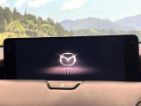 【12.3インチマツダコネクト】車内の雰囲気にマッチした大型ディスプレイ。スマホ接続でのナビ使用やBluetooth再生等、様々な機能が楽しめます。直感的なダイヤル操作が可能で、使い勝手も良好です。