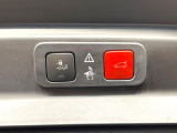 ●電動リアゲート:ワンタッチでリアゲートの開閉ができ、荷物などで両手が塞がっている状態でも簡単に開閉ができる便利機能です。