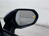 隣車線を走る車両をレーダーで検知し、ドアミラーでは確認しにくい後側方エリアに存在する車両に加え、急接近してくる車両も検知します。車両を検知するとドアミラーに搭載されたLEDインジケーターが点灯します。
