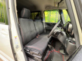 運転席まわりには十分なスペースがあり、大柄な方でもゆったり運転していただける環境です。