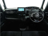 ◆インテリアパネル◆視界広々で非常に運転しやすくロングドライブでも疲れを感じさせないすっきりとまとまったインパネ周りです。