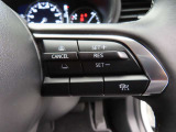 前車追従機能付きのレーダークルーズを備えています。自動で車間距離を調整してくれますので、アクセル操作の疲労軽減に繋がります。特に長距離を帰省される方にはお奨めですよ。