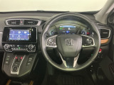 【ハンドル】運転にかかわる様々な操作を安全に行えるように視点移動が少なく操作性に配慮されたスイッチ類が凝縮されたコックピットです。