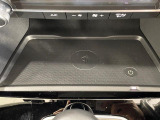 【置くだけ充電】ワイヤレスでエンジン始動中であれば置くだけで充電可能!コードが絡むことがなくなるので車内もすっきり清潔感が保てます!