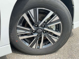 【タイヤ・ホイール】 純正16インチアルミホイール タイヤサイズ《205/65R16》になります。