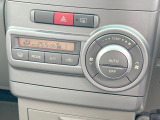 【オートエアコン】一度お好みの温度に設定すれば、車内の温度を検知し風量や温度を自動で調整。暑い&hellip;寒い&hellip;と何度もスイッチ操作をする必要はありません。快適な車内空間には必須の機能ですね♪