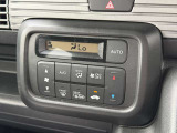 【オートエアコン】一度お好みの温度に設定すれば、車内の温度を検知し風量や温度を自動で調整。暑い&hellip;寒い&hellip;と何度もスイッチ操作をする必要はありません。快適な車内空間には必須の機能ですね♪