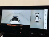 パノラミックビューモニターを装備。駐車場や交差点でクルマを真上から見るように周囲を確認できます。機能の詳細は販売店スタッフまでおたずねください。