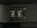 【両側パワースライドドア】両側がパワースライドドアになっており、運転席のスイッチやスマートキーでも開閉が可能です!開口部も広いので乗り降りも楽々♪