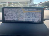 お手元のスマートフォンと接続して頂く事で使用可能な「Apple CarPlay/Android Auto」電話の応答は勿論、メッセージの受信やLINE、音楽接続からナビアプリの使用まで幅広く活躍致します。