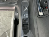 狭い駐車場で便利な電動格納ドアミラーが付いています。