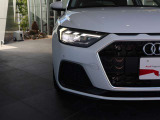 ●Audiが最初に採用したLEDポジショニングランプ。シャープなラインで昼間でも点けていたいと思うほど上品でオシャレです。夜間走行時はさらに目立ちます!