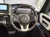 ハンドルにHondaセンシング系のクルーズコントロールやレーンキープアシストなどのスイッチと、オーディオの操作スイッチが装備されています。ハンドルから手を離さず安全に操作できます。