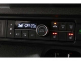 オートエアコン装備♪室内温度を設定すれば自動的に風量の調整をしてくれます♪車内をいつでも快適に保てます♪