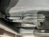 シートハイトアジャスターが付いているので運転姿勢を調整するのに便利ですね。身長に合ったシートポジションは安全運転や疲労軽減にもつながります。