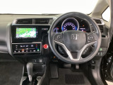 【ハンドル】運転にかかわる様々な操作を安全に行えるように視点移動が少なく操作性に配慮されたスイッチ類が凝縮されたコックピットです。