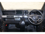 操作性に優れた運転席となります!小物入れや各ボタンの配置にこだわり、使いやすいです!座り心地もよく視認性も良好なのでロングドライブもお任せ下さい!
