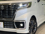 【LEDヘッドライト】悪天候や夜間走行時も良好な視界を確保し安心して運転できる高輝度LEDヘッドライトを装備!点灯速度が早く、消費電力も抑えられています。