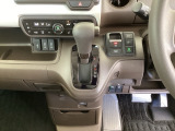 足元スッキリ、インパネシフトです。パーキングブレーキは電子制御パーキングブレーキタイプなので、運転席と助手席の間がスッキリしています。