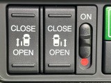 【両側パワースライドドア】スマートキーや運転席のスイッチで後席両側スライドドアの開閉が可能♪電動だから力を入れてドアを開ける必要が無く、小さなお子様でも簡単に開け閉めでき快適です♪