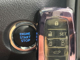 【スマートキー】カバンやポケットに入れたままでもドアの施錠・解錠が可能なスマートキーを装備。エンジンのオン・オフ時もカギを取り出す必要が無いからとっても便利です♪