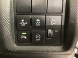衝突の危険がある時に警告してくれる衝突軽減ブレーキ。車線を外れそうな時に警告し、ステアリング制御してくれる路外逸脱制御機能搭載!