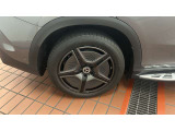 雨天でもゆっくりとお車をご覧いただけます。