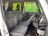 運転席シート廻りは使用感も少なく、良好な状態となっています。前オーナー様が丁寧に使っていたことがよくわかりますね。