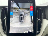 【360&deg;ビューカメラ】4台の高解像度カメラで360度の鳥瞰図を表示。隣の車や壁、死角にある障害物などを画面で確認できるため、狭いスペースでの駐車・出入りも安心です。