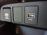 便利なUSBジャック・12V電源ソケットも付いています。周辺機器の充電にご利用頂けます。