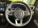 インテリアに合わせたデザインのステアリングは、運転される方のことも考え、運転しやすい形状、大きさです。是非一度、実際に触ってお確かめください。