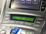 【オートエアコン】一度お好みの温度に設定すれば、車内の温度を検知し風量や温度を自動で調整。暑い&hellip;寒い&hellip;と何度もスイッチ操作をする必要はありません。快適な車内空間には必須の機能ですね♪